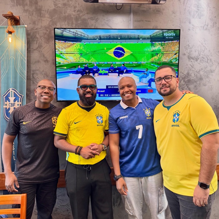 O grupo reunido em dia de jogo do Brasil, antes de um show