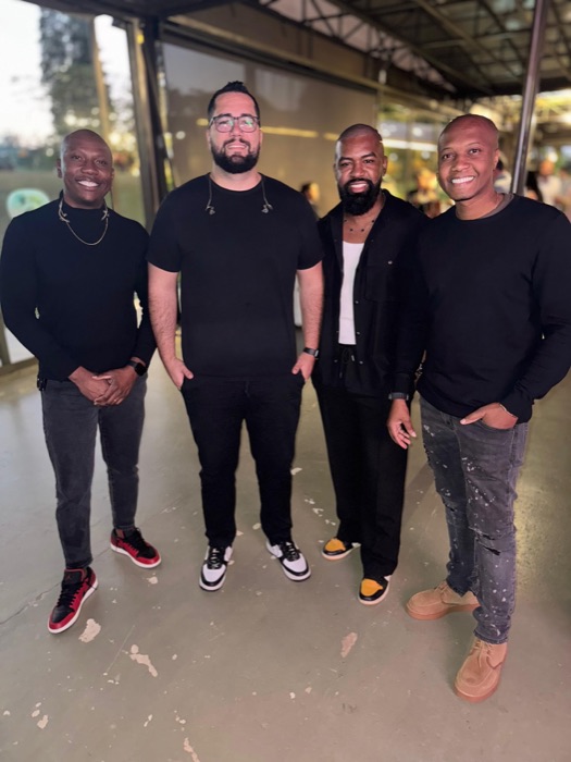 Os quatro integrantes antes de um evento