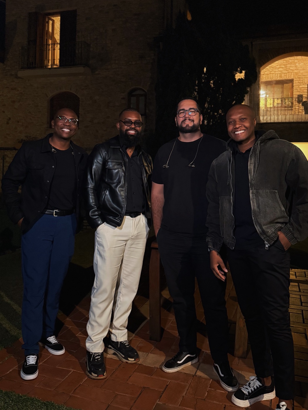 Os quatro integrantes do Projeto Encontrinho à noite, depois de um show