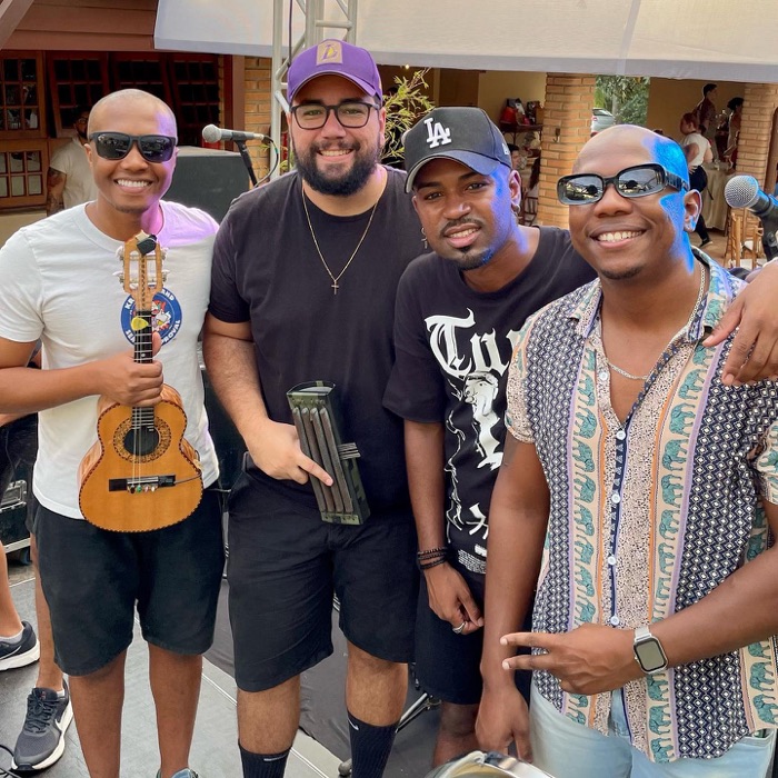 O grupo com cavaquinho e reco-reco em mãos